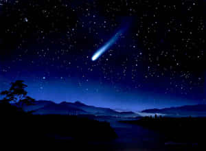 一顆明亮的彗星在星空夜空中拖曳，越過山區地形和河流。 — 夜空 壁紙