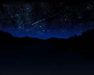 一顆流星劃過繁星點點的夜空，下方是山巒和森林的輪廓。 — 夜空 壁紙