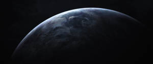 從太空夜間看到的一顆深藍色行星，帶有旋轉的雲層。 — 藍天 壁紙