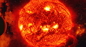 一顆燃燒的太陽在太空中靠近一顆黑暗行星，伴隨著太陽耀斑。 — 星星 壁紙
