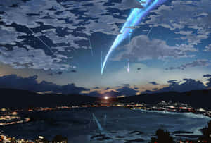一顆發光的藍色彗星在暮色中劃過沿海小鎮上空，伴隨著閃爍的燈光和山巒。 — 靚靚動畫 壁紙