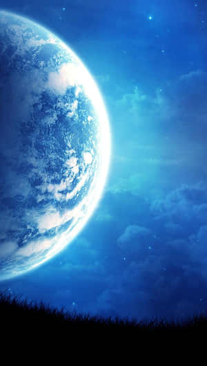 夜晚，地球在太空中發光，位於草地剪影之上。 — 暮光 壁紙