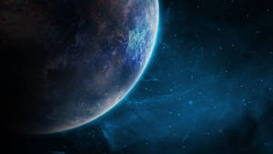 一顆發光的外星行星，在佈滿星星的宇宙場景中帶有旋轉的雲彩。 — 太空 壁紙