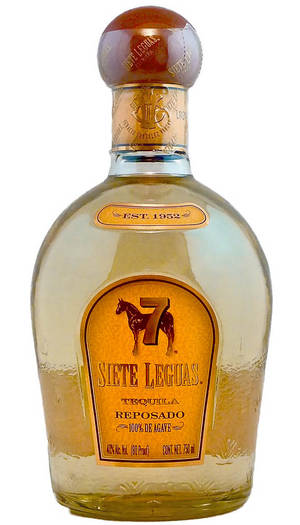帶有馬標誌和木蓋的Siete Leguas Reposado龍舌蘭酒瓶。