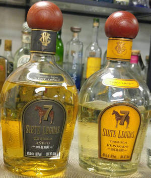 架上的兩瓶 Siete Leguas 龍舌蘭酒，一瓶 añejo 一瓶 reposado。
