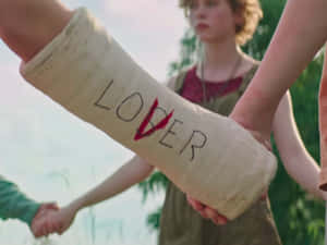 兒童拿著另一個兒童的石膏，上面有「LOSER」並用紅色劃掉。