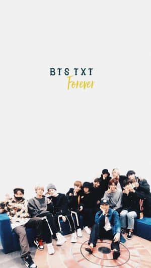 BTS TXT 團體照，坐在藍色沙發上，帶有「Forever」文字 — 9:16 壁紙