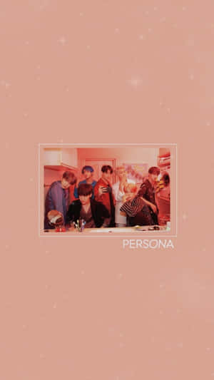 七位年輕男性在廚房裡，下方有「PERSONA」文字。