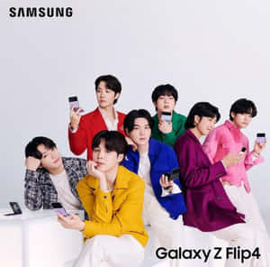 七位時尚的 K-pop 偶像在工作室中手持三星 Galaxy Z Flip4 手機擺姿勢。 — 1:1 壁紙