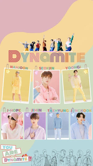 七位身穿色彩繽紛服裝的K-pop偶像在粉彩色背景前擺姿勢，帶有「DYNAMITE」文字。 — 美學拼貼 壁紙