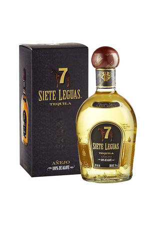 Siete Leguas Añejo 龍舌蘭酒瓶及盒子在白色背景上