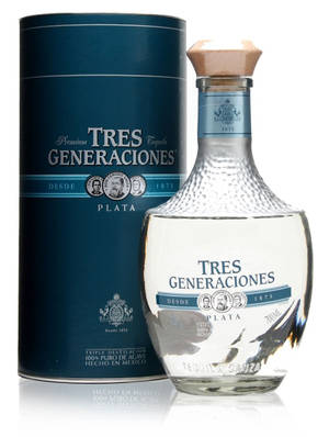 優質 Tres Generaciones Plata 龍舌蘭酒瓶及包裝，置於白色表面上。