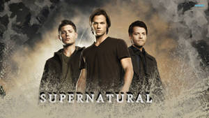 三個穿深色衣服的男人站在風暴背景前，帶有「Supernatural」文字。