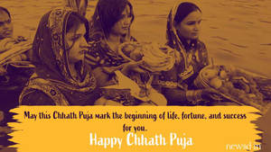 三位穿著傳統印度服飾的女性在Chhath Puja節日期間於水邊手持祭品。 — 黃色 壁紙