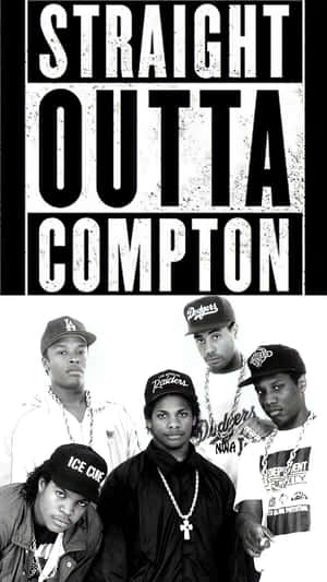 N.W.A. 樂團成員戴著帽子和鏈條，並有 'Straight Outta Compton' 文字。