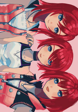 三位紅髮藍眼嘅動漫少女穿著粉紅色外套。 — iPad (A16) 壁紙