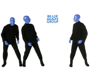 三位藍面表演者身穿黑色服裝為Blue Man Group擺姿勢。 — 美學深藍 壁紙