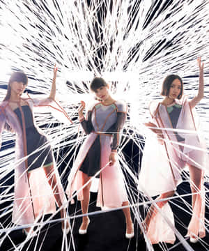 三位身穿未來感連衣裙的女性，被發光的光絲環繞。 — Galaxy Z Fold 5 壁紙