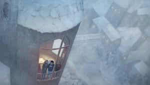 三個人站在雪塔窗戶旁，夜晚眺望冰封的城市。 — 霍格華茲 GIF 壁紙