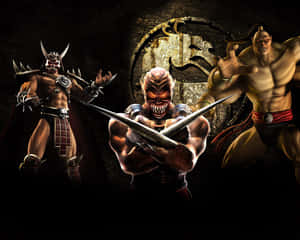 三個Mortal Kombat戰士以戰鬥姿勢站立，眼睛和武器發光。 — 悟空 壁紙
