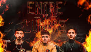 三個男人喺火焰前面，粗體文字寫住 Entre La Lumbre — 艾斯卡諾 壁紙