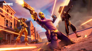 三個 Fortnite 角色在陽光明媚的城市街道上發射發光武器。 — 型格 Fortnite 壁紙