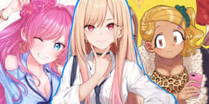 三個動漫女孩，粉紅色和金色頭髮，微笑著拿著手機擺姿勢。 — 美學女孩 壁紙