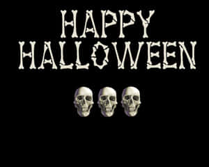 三個頭骨在黑色背景上的「Happy Halloween」骨頭風格文字下方。 — 萬聖節恐怖 壁紙