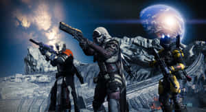 三名身穿盔甲的未来士兵手持武器，在一個積雪的外星世界中，地球清晰可見。 — 命運 壁紙