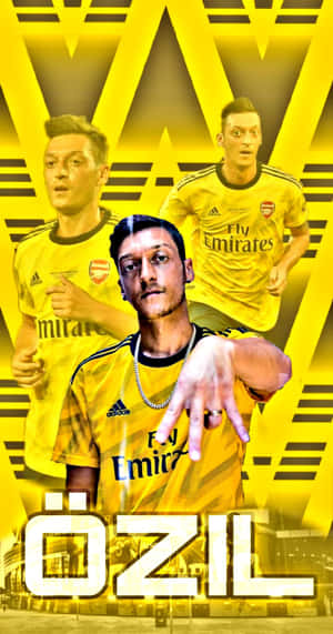 三名阿仙奴足球員身穿黃色球衣，帶有 'ÖZIL' 文字，在幾何黃色背景上。 — Pixel Fold 壁紙