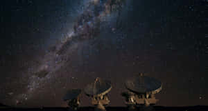 銀河可見的星空下的無線電望遠鏡 — 行星 壁紙