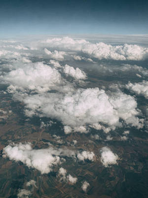 從上方觀看農田上的雲朵 — 天空景觀 壁紙