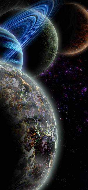 深空中三個帶有環和發光星雲的行星。