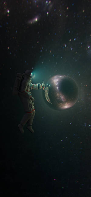 穿著太空衣的太空人在群星中伸手觸及一顆發光行星。