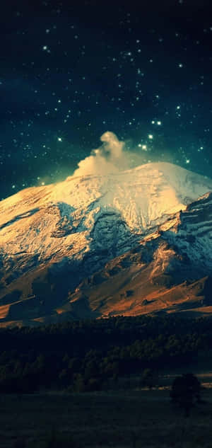 星空下的雪山，山頂升起薄霧