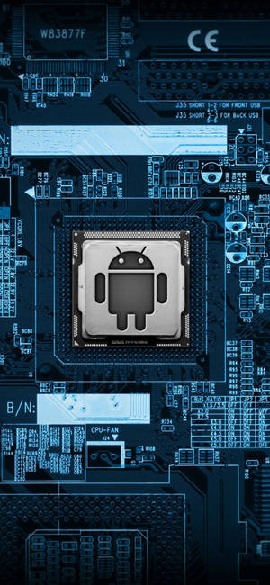 藍色電路板的特寫，中央有Android晶片。