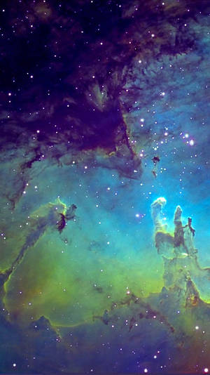 在深空中，帶有發光雲層和閃爍星星的鮮豔宇宙星雲。 — 太空 壁紙