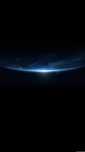 太空中一顆藍色發光的行星地平線，帶有一顆小衛星。