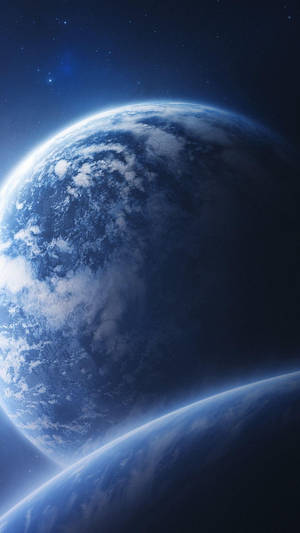 兩顆行星在太空中發出藍色色調和星空背景的光芒。