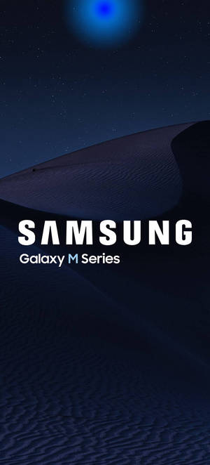 黑暗沙漠沙丘在繁星點點的夜空下，發光的藍色球體和 Samsung Galaxy M Series 文字。 — 三星 Galaxy S20 壁紙