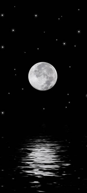 滿月在水面上反射，星空下
