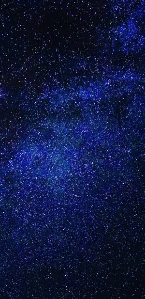 在黑暗的宇宙天空中，銀河系中充滿活力的藍色星雲和星星。 — 三星 Galaxy S20 壁紙