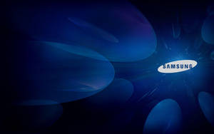Samsung 標誌在深藍色抽象數位背景中發光，帶有流動的形狀。