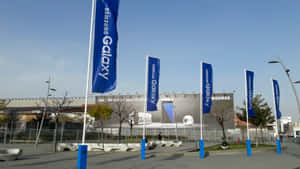 科技商店前的藍色Samsung Galaxy旗幟和產品展示。