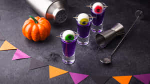 萬聖節雞尾酒 shots 配上糖果眼睛和節日裝飾，放在深色桌子上。 — 萬聖節恐怖 壁紙