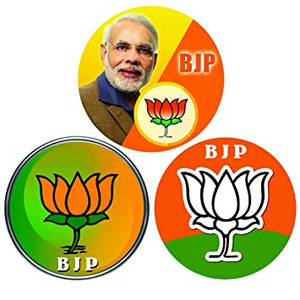 三個BJP政治徽章，以橙色、綠色和黃色呈現莫迪肖像和蓮花符號。