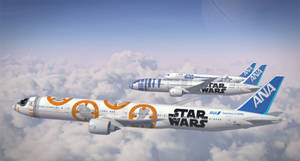 兩架星際大戰主題飛機在雲層上方飛行。