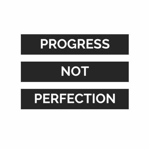 極簡圖形，三條黑色條紋以白色文字寫著「PROGRESS NOT PERFECTION」。 — 勵志金句 壁紙