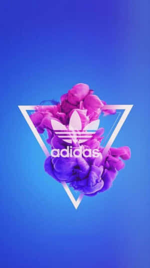 Adidas 標誌被紫色墨水包圍，位於白色三角形內，背景為漸變藍色