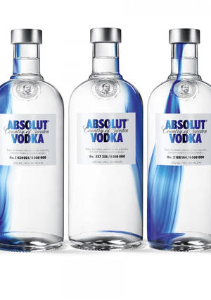 三個帶有藍色漩渦的 Absolut Vodka 酒瓶在白色背景上